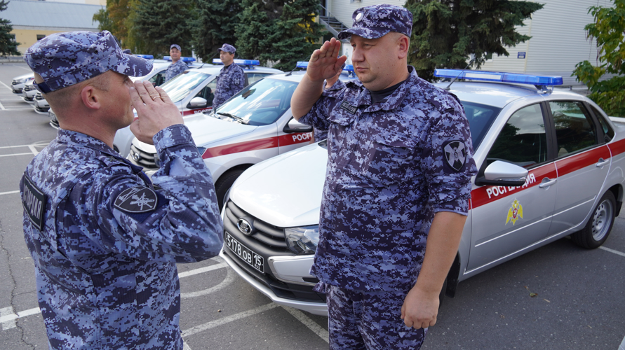 Церемония передачи ключей росгвардейцам от новых автомобилей прошла в Саратове