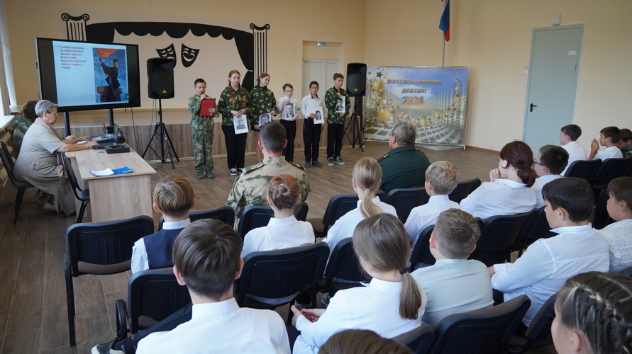 Ветераны войск правопорядка провели урок мужества для воспитанников «Гвардейской смены» в Саратове