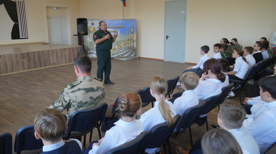 Ветераны войск правопорядка провели урок мужества для воспитанников «Гвардейской смены» в Саратове