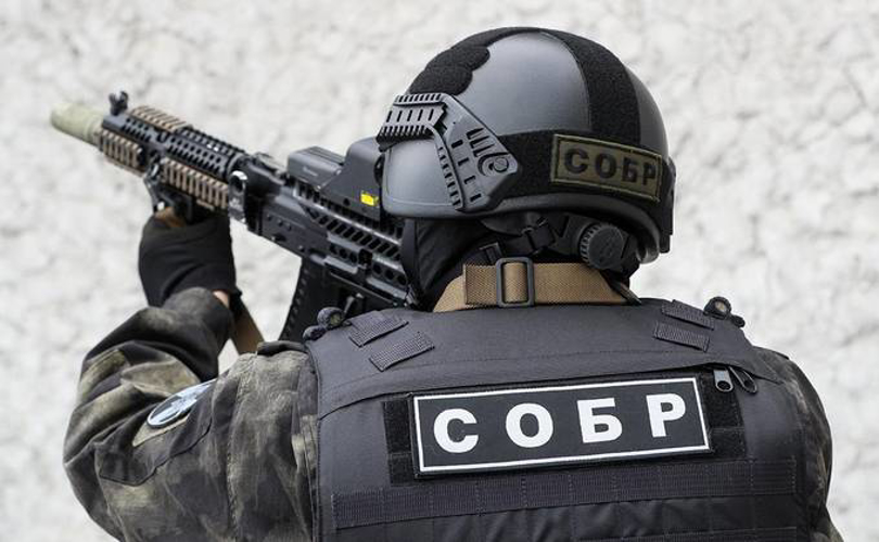 В Саратове при силовой поддержке СОБР Росгвардии задержали граждан, подозреваемых в сбыте наркотических средств