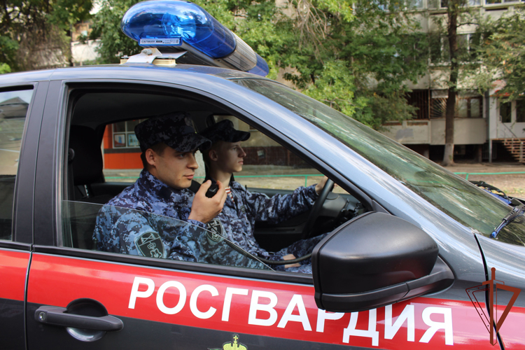 В Саратове сотрудники Росгвардии задержали дебошира, повредившего имущество комиссионного магазина