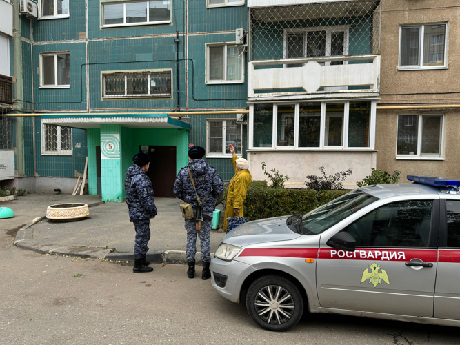 В г. Энгельсе сотрудники Росгвардии помогли пожилой женщине, забывшей дорогу, вернуться домой 