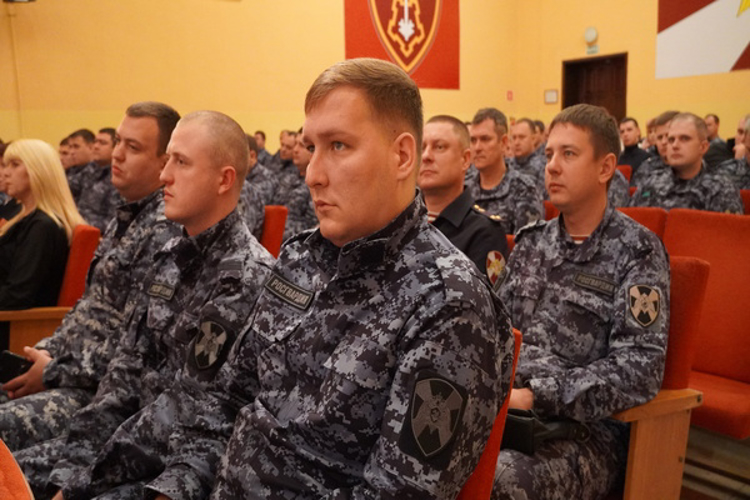 Руководство Управления Росгвардии по Саратовской области поздравляет сотрудников вневедомственной охраны с Днем службы