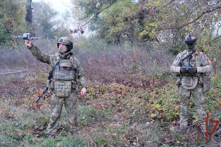 Расчеты FPV-дронов Росгвардии в зоне специальной военной операции совершенствуют навыки управления беспилотниками