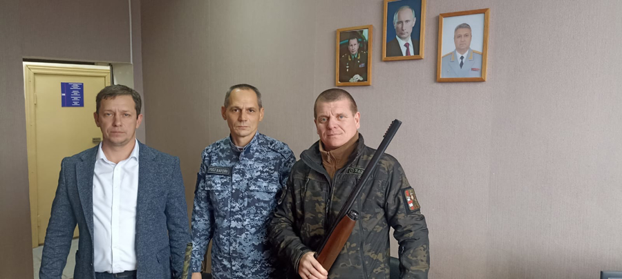 В Саратовской области сотрудники Росгвардии помогают неравнодушным гражданам передавать гражданское оружие для нужд СВО