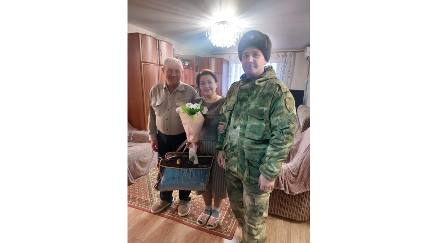 В Саратовской области матерей погибших участников специальной военной операции росгвардейцы поздравили с праздником