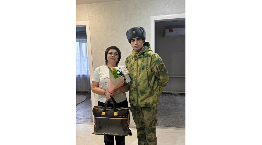 В Саратовской области матерей погибших участников специальной военной операции росгвардейцы поздравили с праздником