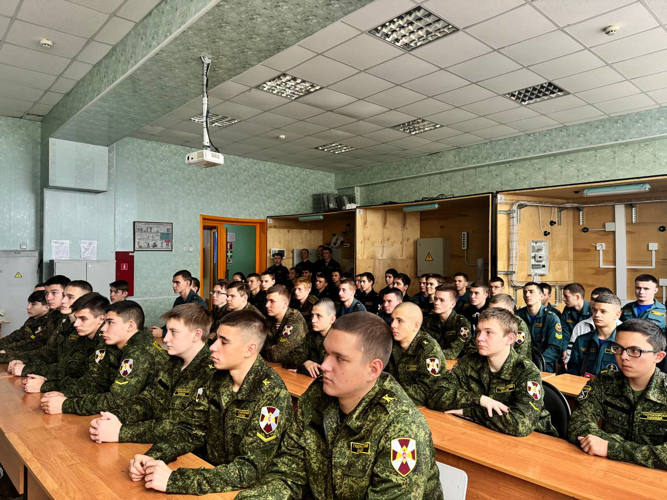 В Саратовской области военнослужащие Росгвардии провели урок мужества