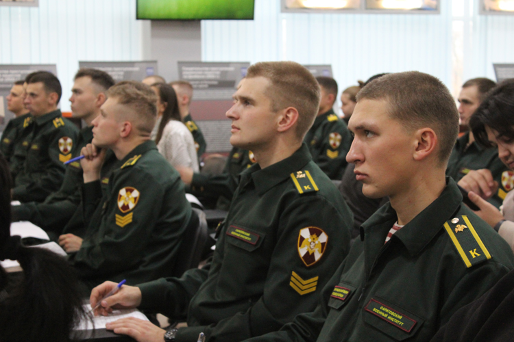 Военнослужащие и сотрудники Росгвардии приняли участие в «Большом этнографическом диктанте» в Саратове
