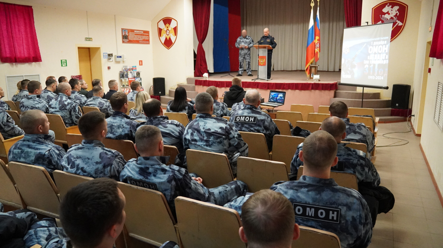 Сотрудники ОМОН на транспорте "Атлант" Управления Росгвардии по Саратовской области отметили 31-летие образования отряда. «Атланты небо держат на каменных руках»