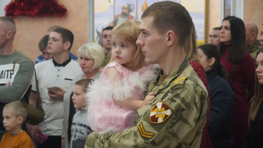 В Саратове дети военнослужащих и сотрудников Росгвардии посетили новогоднюю ёлку