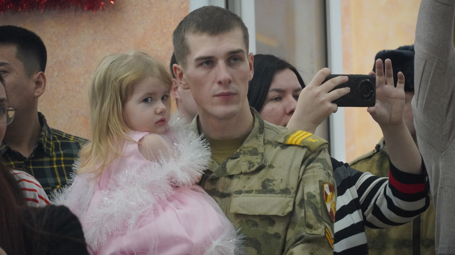 В Саратове дети военнослужащих и сотрудников Росгвардии посетили новогоднюю ёлку