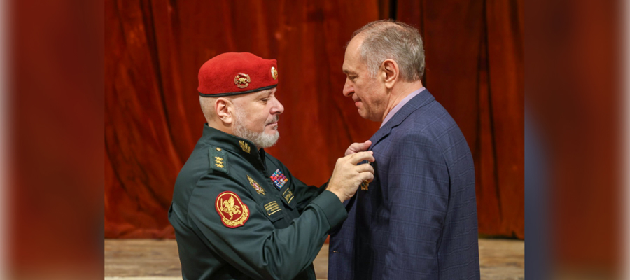 Генерал-полковник Алексей Воробьев вручил награды артистам Академического ансамбля песни и пляски Росгвардии