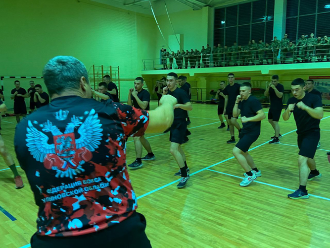 «Чемпионский вызов». Курсанты Саратовского военного института Росгвардии встретились с легендой бокса Алексеем Лезиным