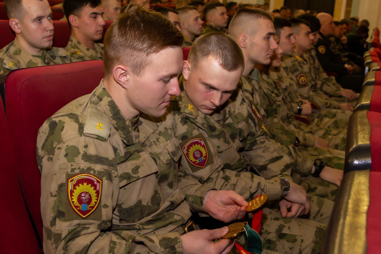«Чемпионский вызов». Курсанты Саратовского военного института Росгвардии встретились с легендой бокса Алексеем Лезиным