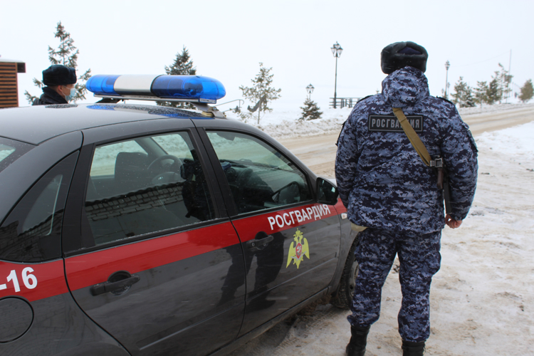 В Саратовской области сотрудники Росгвардии пришли на помощь к ребенку, случайно оказавшемуся в заблокированном в автомобиле