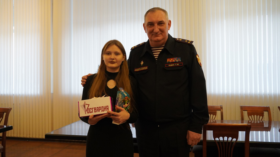 В Саратове росгвардейцы продолжают участие в благотворительной акции «Ёлка желания»