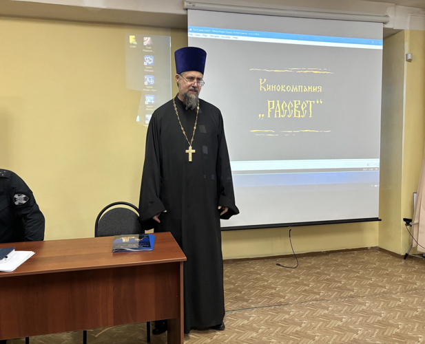 В Саратове священнослужитель провел беседу с сотрудниками СОБР «Волкодав»