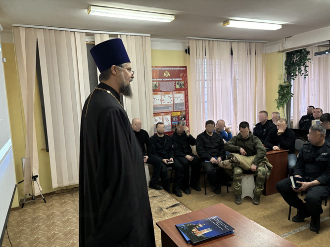 В Саратове священнослужитель провел беседу с сотрудниками СОБР «Волкодав» 