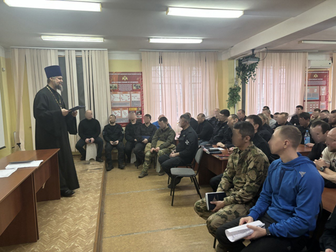 В Саратове священнослужитель провел беседу с сотрудниками СОБР «Волкодав» 
