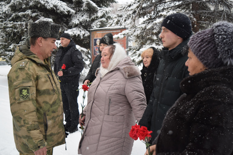 Заместитель командующего Приволжским ордена Жукова округом Росгвардии полковник Вячеслав Морозов встретился с семьями военнослужащих и сотрудников, погибших в районах проведения специальной военной операции