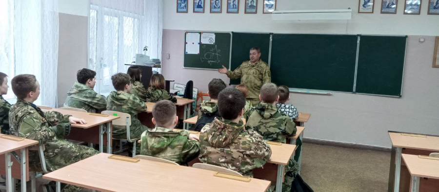В Саратове ветераны Росгвардии провели для воспитанников «Гвардейской смены» урок мужества, посвящённый Сталинградской битве