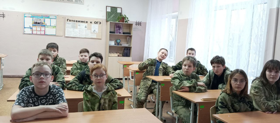 В Саратове ветераны Росгвардии провели для воспитанников «Гвардейской смены» урок мужества, посвящённый Сталинградской битве