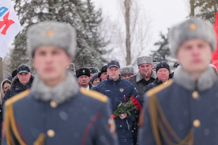 Начальник Управления Росгвардии по Саратовской области возложил цветы к Вечному огню в Парке Победы 