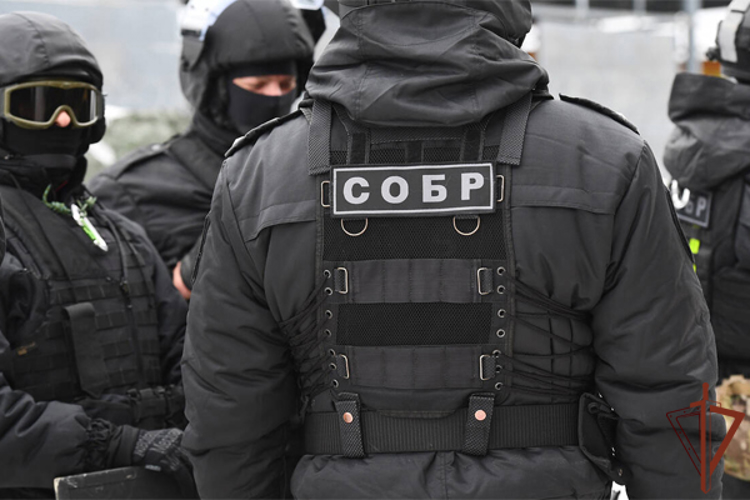 При силовой поддержке СОБР Росгвардии в Саратове задержан подозреваемый в незаконном обороте контрафактной алкогольной продукции