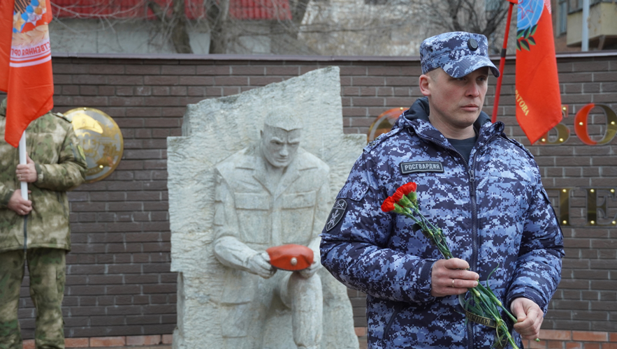 Военнослужащие и сотрудники Росгвардии отмечают профессиональный праздник