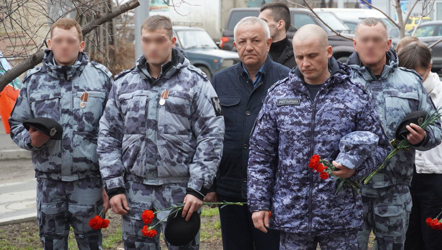 Военнослужащие и сотрудники Росгвардии отмечают профессиональный праздник