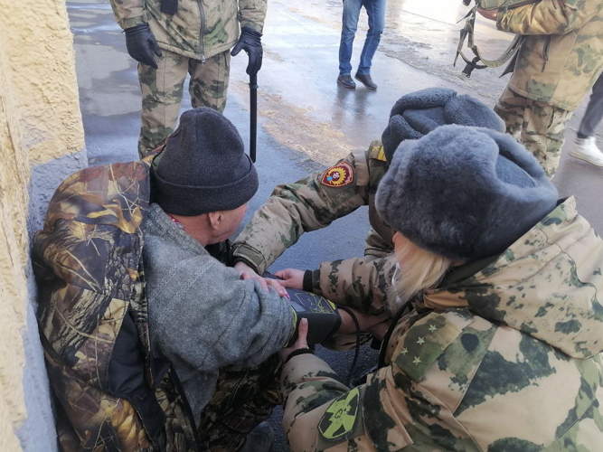 Военнослужащие Саратовского военного института Росгвардии оказали первую помощь мужчине, у которого случился гипертонический криз