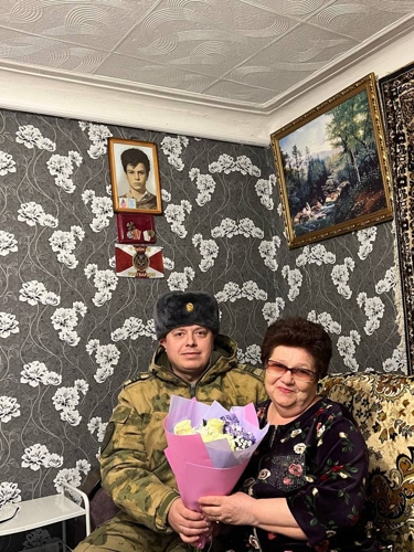 В городе Балаково военнослужащие Росгвардии поздравили с праздником матерей героев, погибших при исполнении воинского долга. 