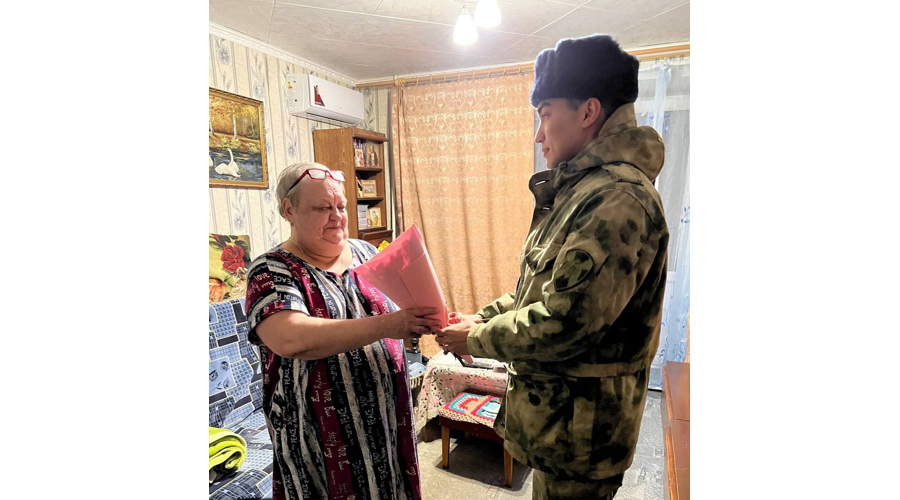 В городе Балаково военнослужащие Росгвардии поздравили с праздником матерей героев, погибших при исполнении воинского долга. 