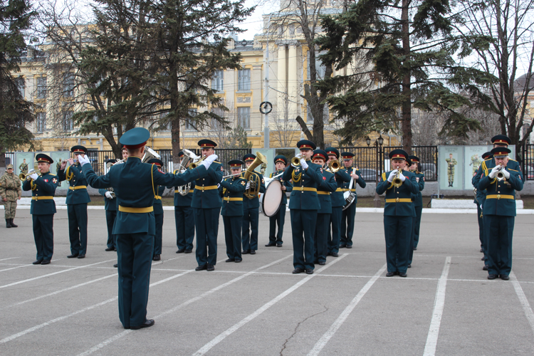 В Саратовском военном институте состоялся праздничный концерт, посвященный дню войск национальной гвардии Российской Федерации