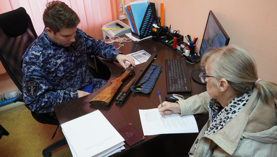 Саратовцы добровольно передают оружие в районы проведения специальной военной операции 