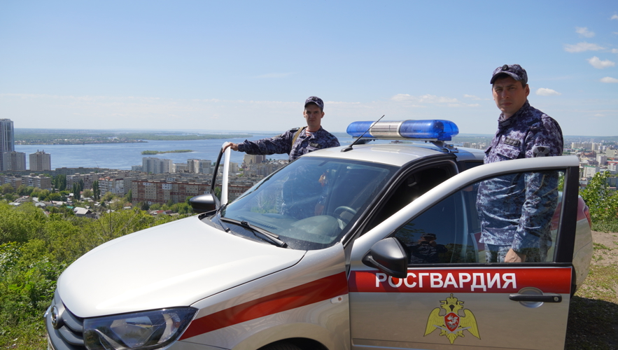 В Саратовской области сотрудники Росгвардии задержали дебоширку, повредившую имущество магазина