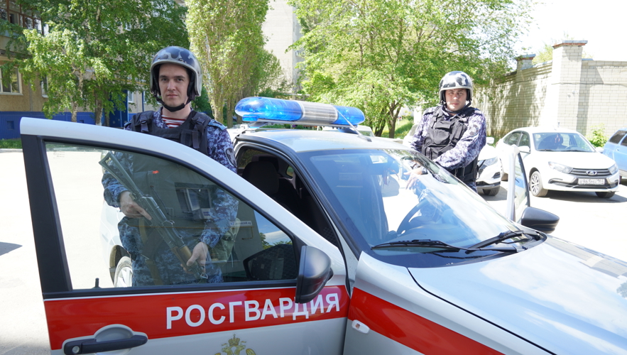 В Саратовской области сотрудники Росгвардии задержали ночного хулигана, разбившего окно бывшей супруге