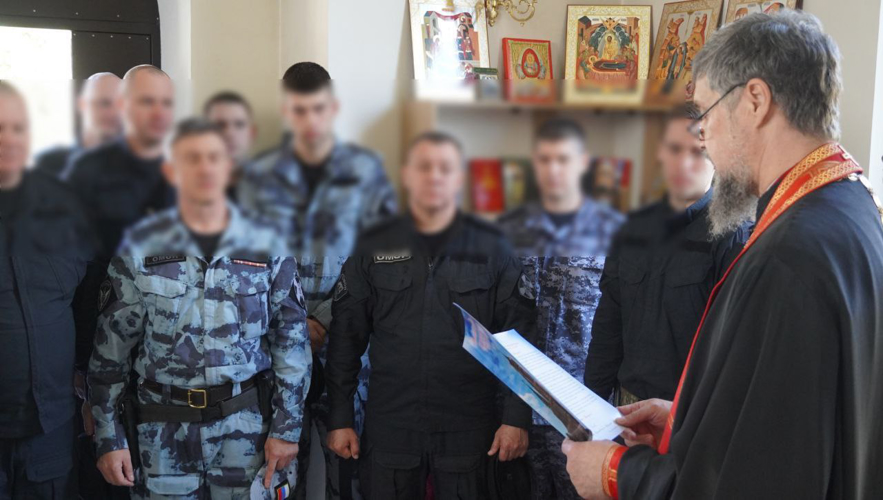 В светлый праздник Пасхи саратовские росгвардейцы навестили бойцов, проходящих лечение в областном военном госпитале