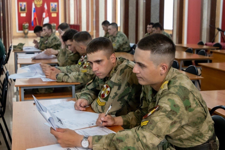 Пишем историю вместе: саратовские росгвардейцы — на «Диктанте Победы»!