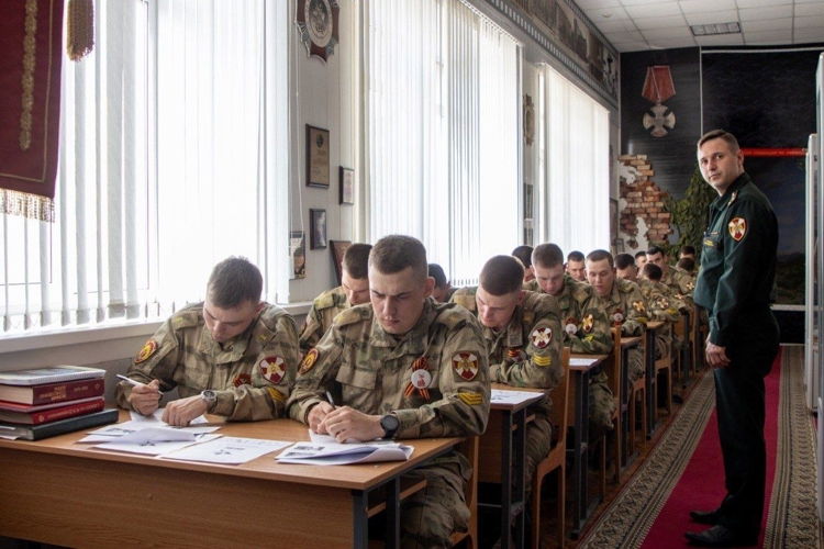 Пишем историю вместе: саратовские росгвардейцы — на «Диктанте Победы»!