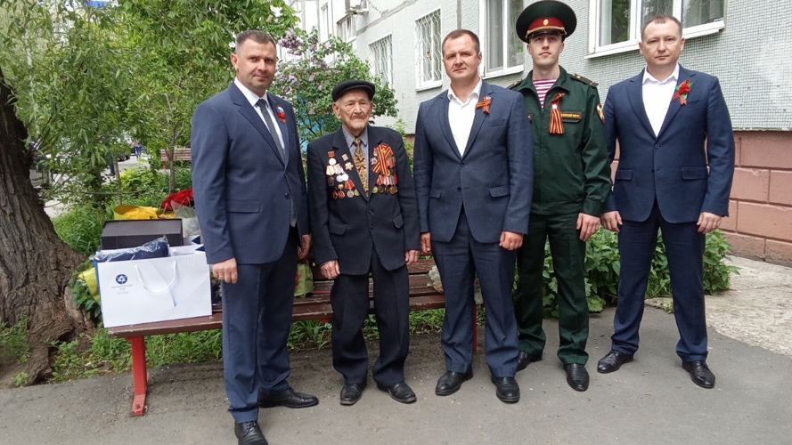 9 мая военнослужащие воинской части г. Балаково поздравили ветерана Великой Отечественной войны с 80-летием Великой победы
