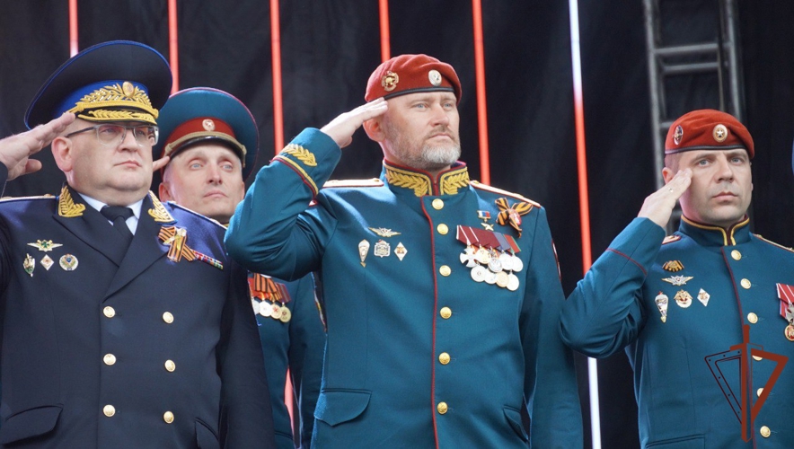 В День Победы росгвардейцы прошли парадным маршем по главной площади Саратова