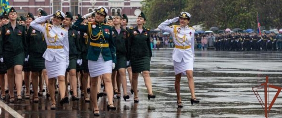 В День Победы росгвардейцы прошли парадным маршем по главной площади Саратова