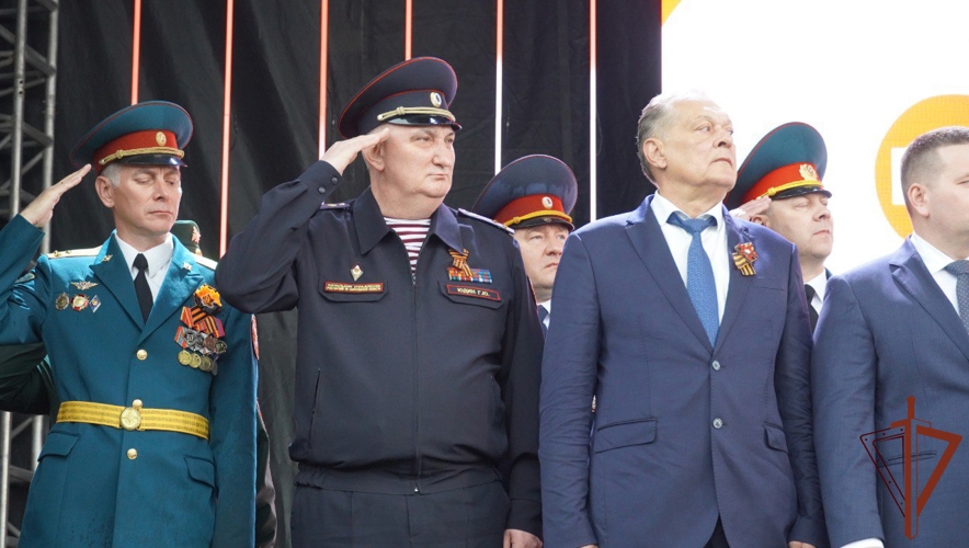 В День Победы росгвардейцы прошли парадным маршем по главной площади Саратова