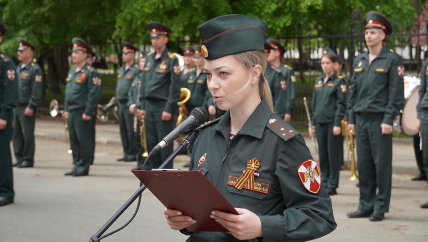В Саратове военнослужащие и сотрудники Росгвардии приняли участие в проведении акции «Парад у дома ветерана»