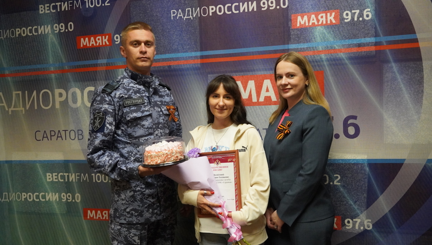 Представители пресс-службы регионального управления Росгвардии поздравили журналистов  ГТРК «Саратов» с Днем радио