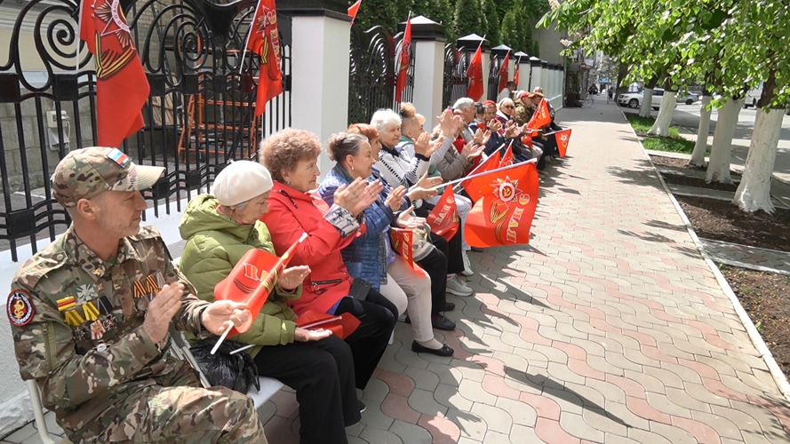В Саратове военнослужащие и сотрудники Росгвардии приняли участие в проведении акции «Парад у дома ветерана»