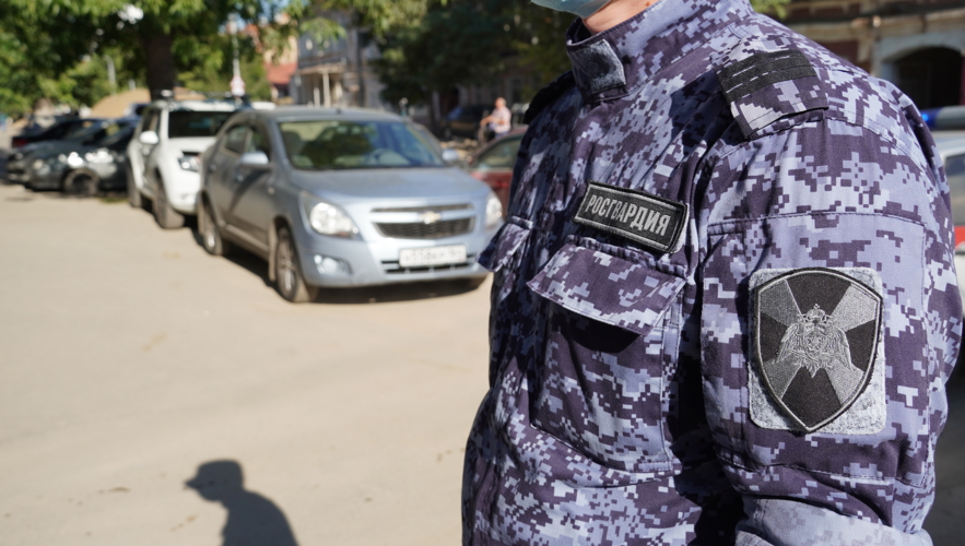 В Саратове сотрудники Росгвардии задержали гражданку, подозреваемую в незаконном обороте наркотических средств
