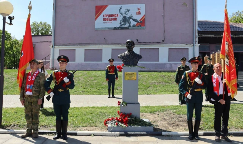 При участии военнослужащих Росгвардии в г. Шиханы установлен бюст Героя России Александра Потапова